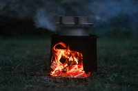 Deze campingstove maakt stroom van hout terwijl jij kookt