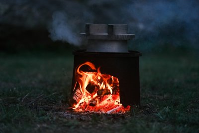 Deze campingstove maakt stroom van hout terwijl jij kookt