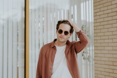 Waarom de stijlvolle man zijn hoodie verruilt voor linnen