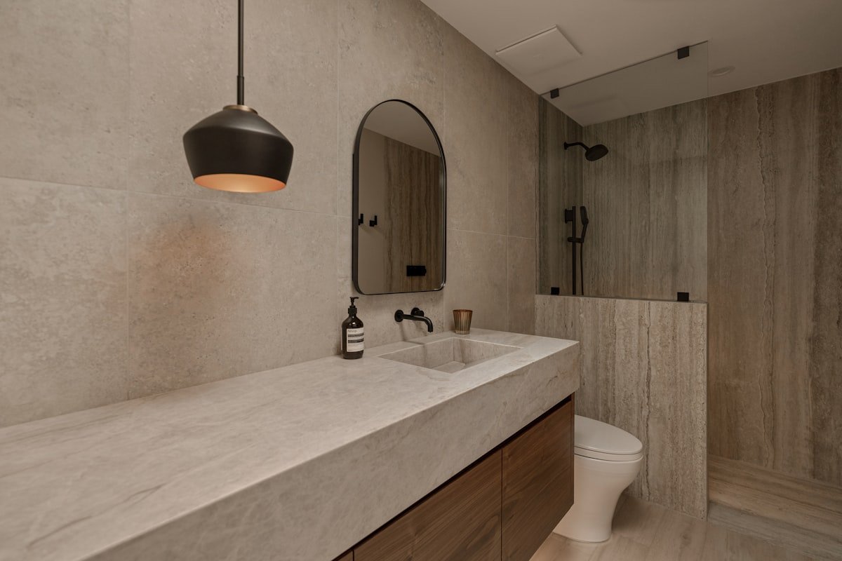 Travertin is het nieuwe marmer in je badkamer