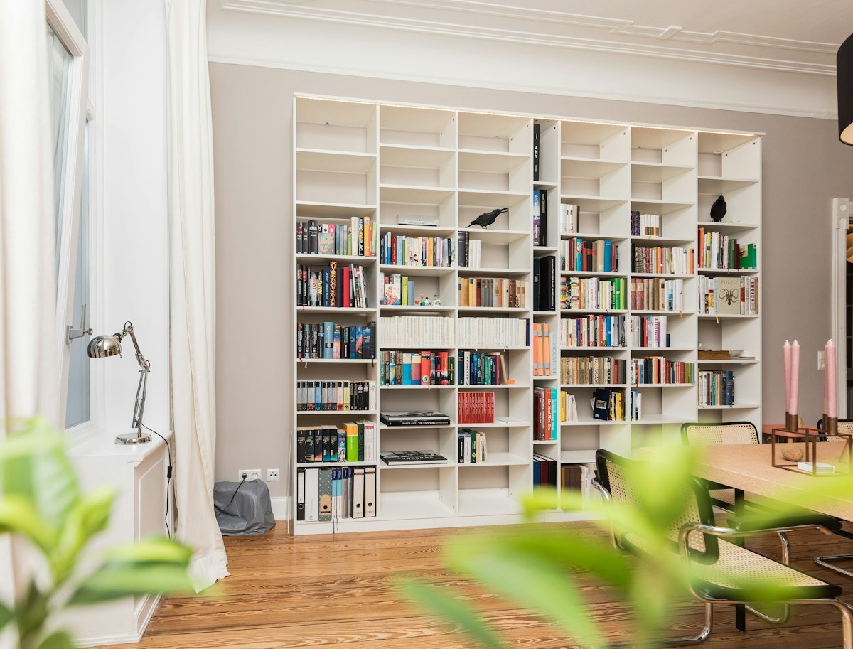 Een overvolle boekenkast is nu chic, geen rommel